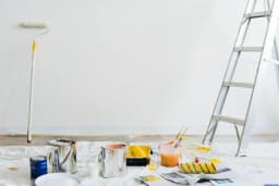 Seaux de peinture et fournitures pour un projet de rafraîchissement