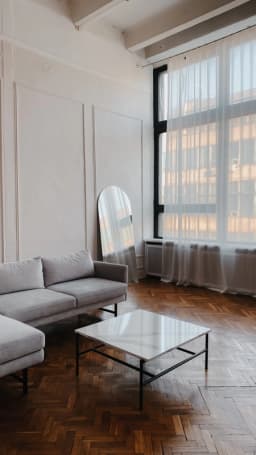 Grande baie vitrée dans un salon lumineux