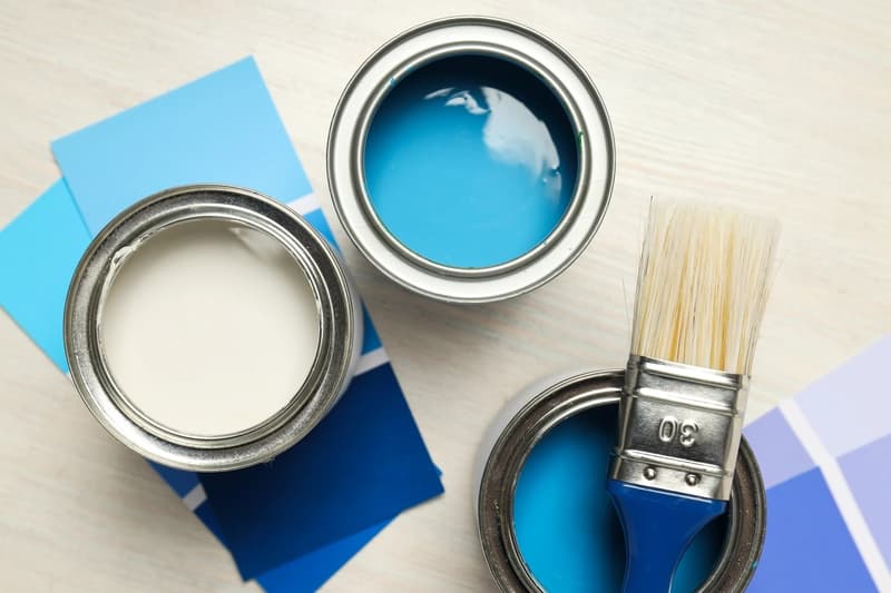 Outils de peinture et réparation vus de dessus sur un chantier