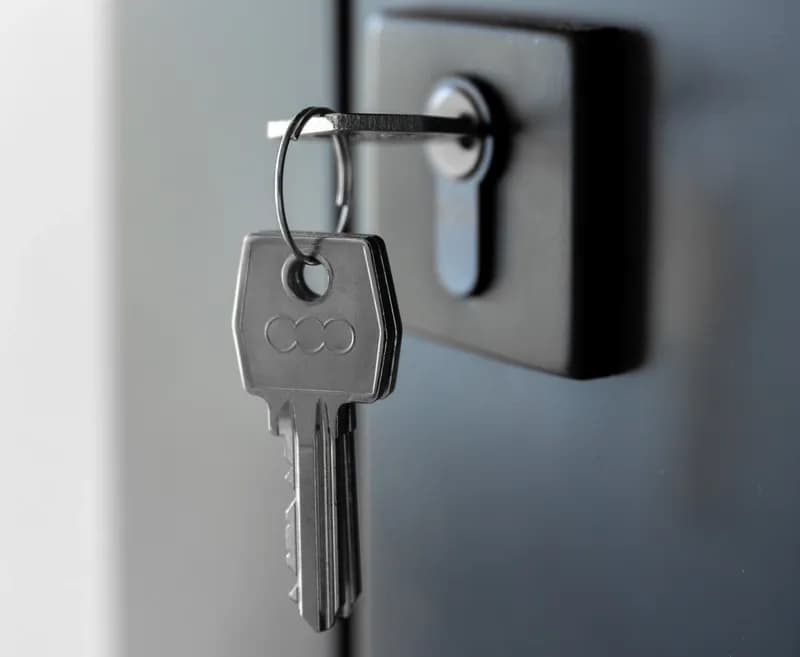 Clé dans une serrure de porte, intervention de serrurerie