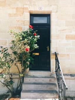 Porte d'entrée contemporaine sur façade en pierre