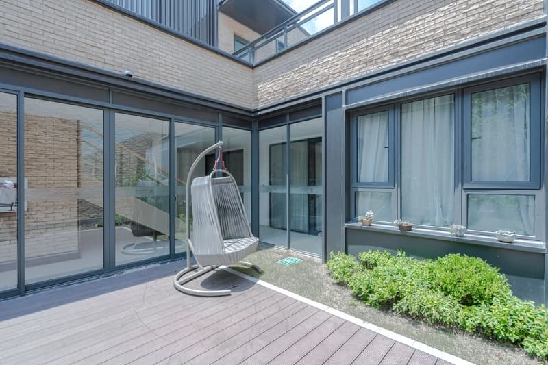 Baies vitrées et fenêtres aluminium contemporaines en façade