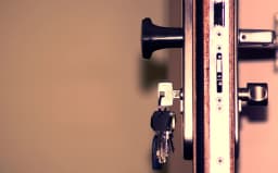 Ouverture de porte claquée par un serrurier urgentiste