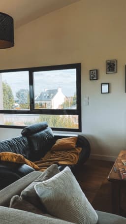 Fenêtre aluminium anthracite dans un salon moderne