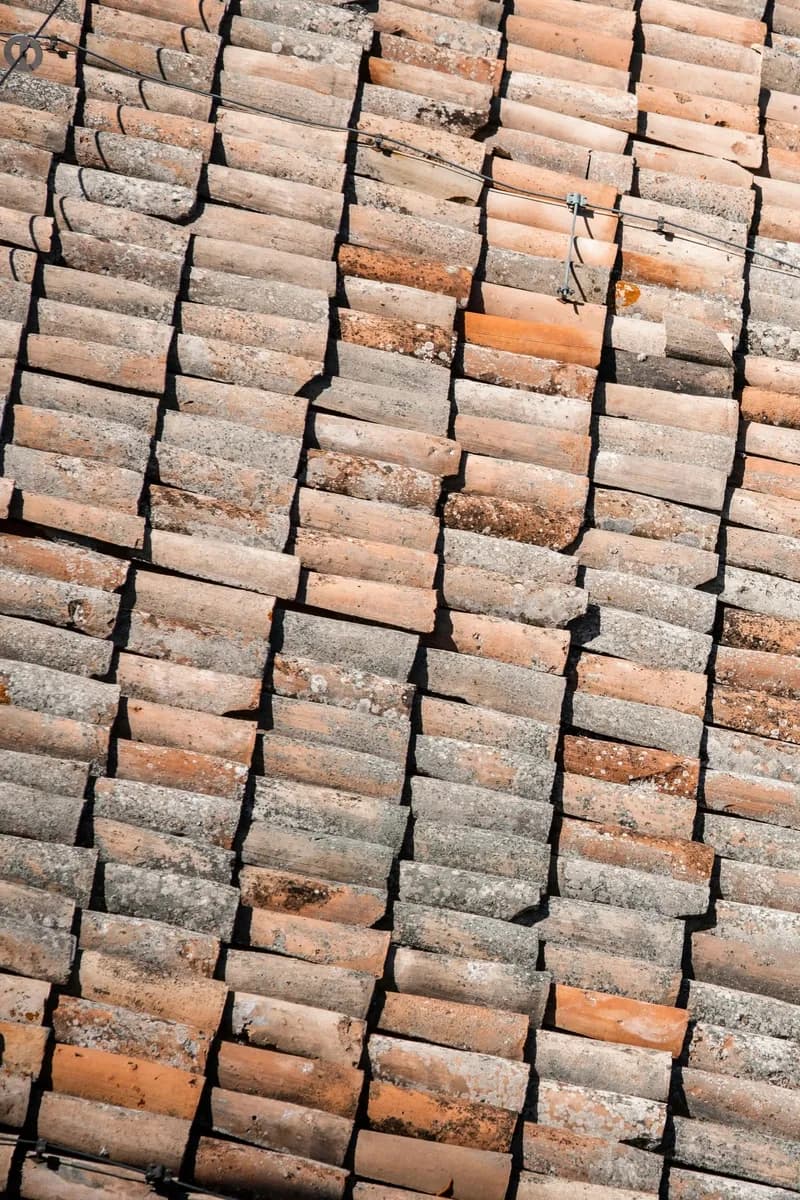 Toiture endommagée après intempéries, tuiles déplacées