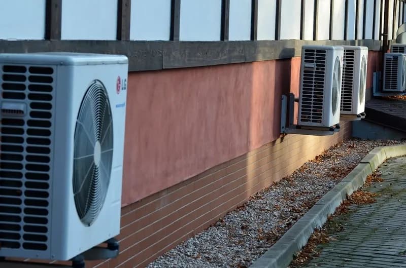 Le cas échéant, pensez aussi à vérifier les filtres des pompes à chaleur/ climatisations réversibles - Photo : Miroslaw_i_Joanna_Bucholc