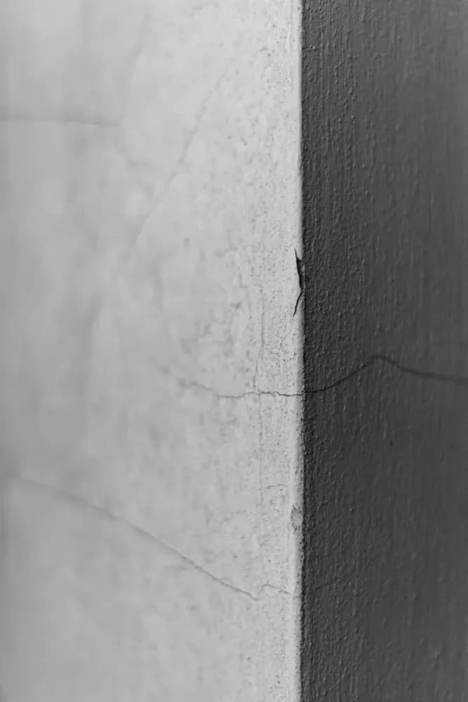 Les fissures fines de surfaces ne sont pas dangereuses et ne sont pas obligatoirement annonciatrices d'une dégradation du bâtis sauf si elles évoluent, progressent. Il faut alors impérativement faire intervenir un professionnel qui inspectera en profondeur.