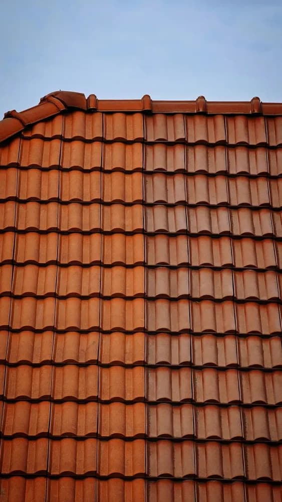 Ardoises fissurées ou cassées : des défauts souvent invisibles depuis le sol.