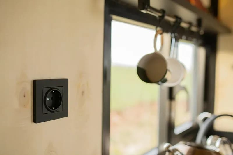 Des prises mal placées entraînent risques électriques et non-conformités.